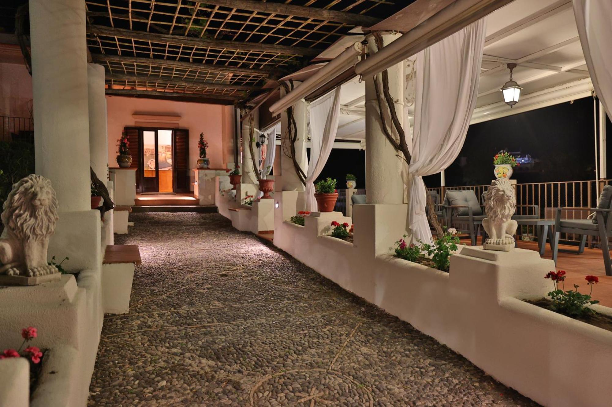 Hotel Villa Cute - Hvc Липари Экстерьер фото